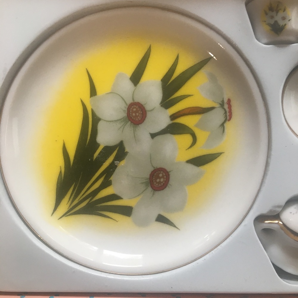 NIB!! Miniature Tea Set. Floral Design COLORS: yellow, white and green - Picture 4 of 8